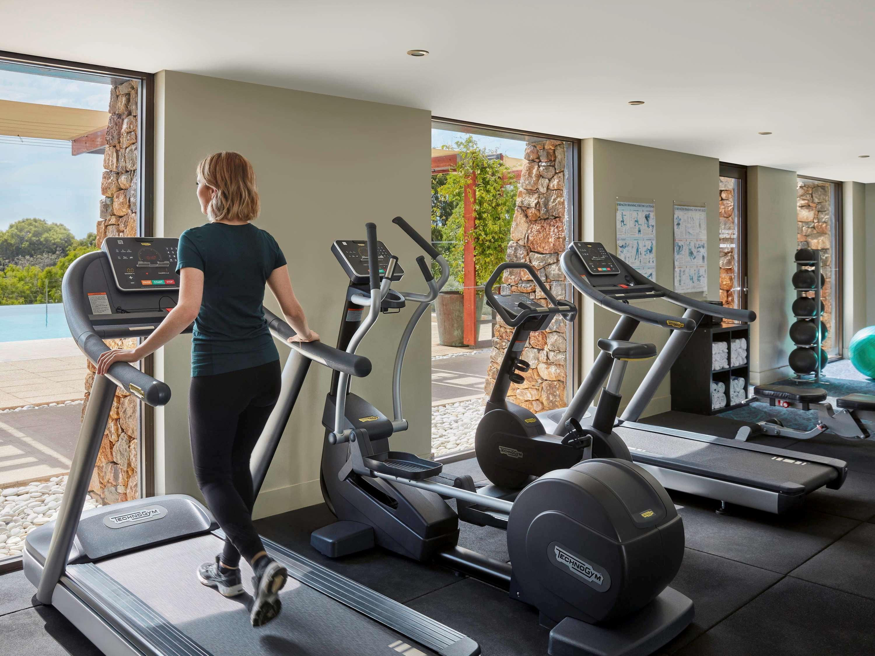 풀만 벙커 베이 리조트 마가렛 리버 던스브로그 외부 사진 A woman on a treadmill