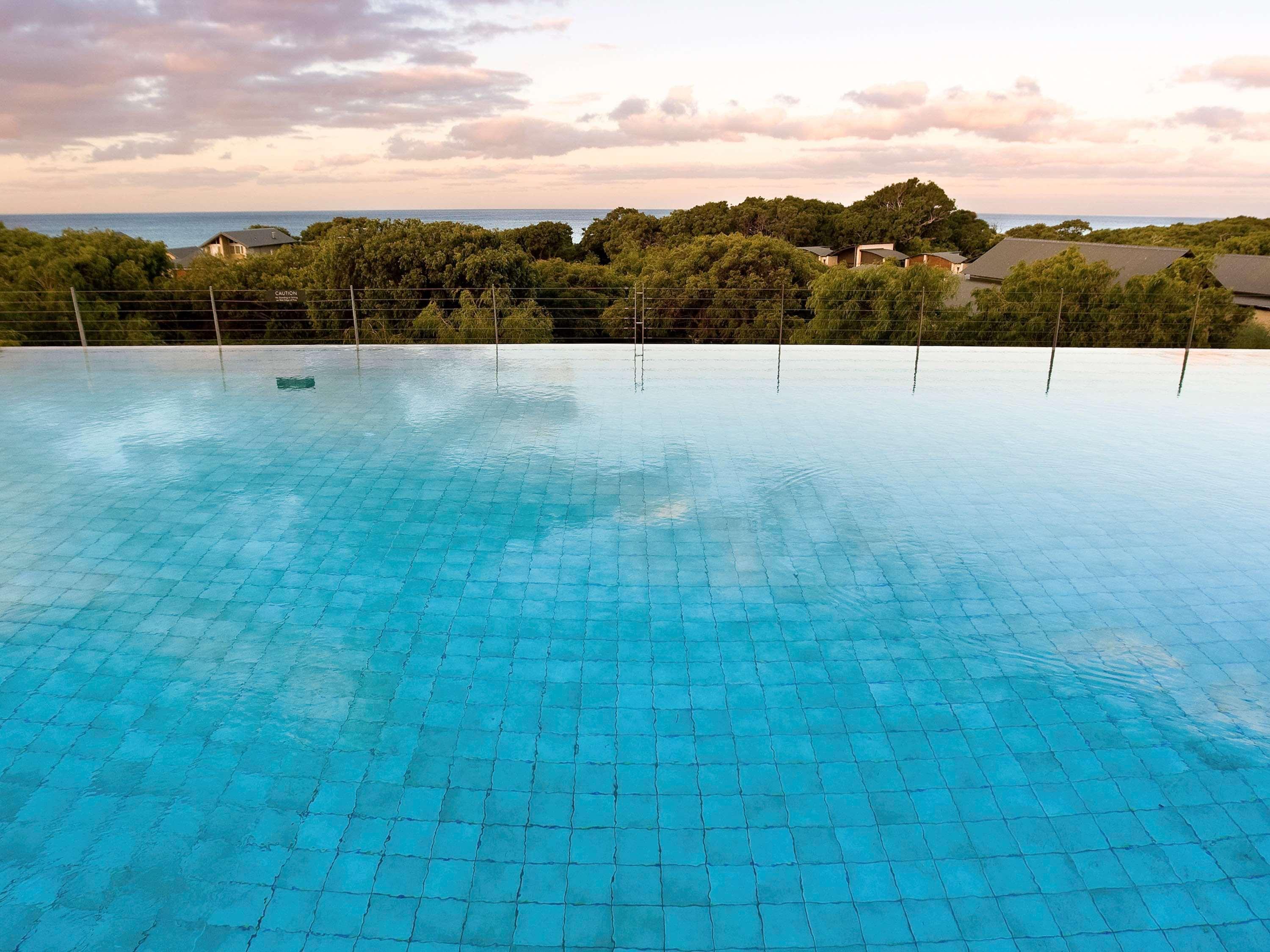 풀만 벙커 베이 리조트 마가렛 리버 던스브로그 외부 사진 Infinity pool at the Sheraton Resort, Fiji
