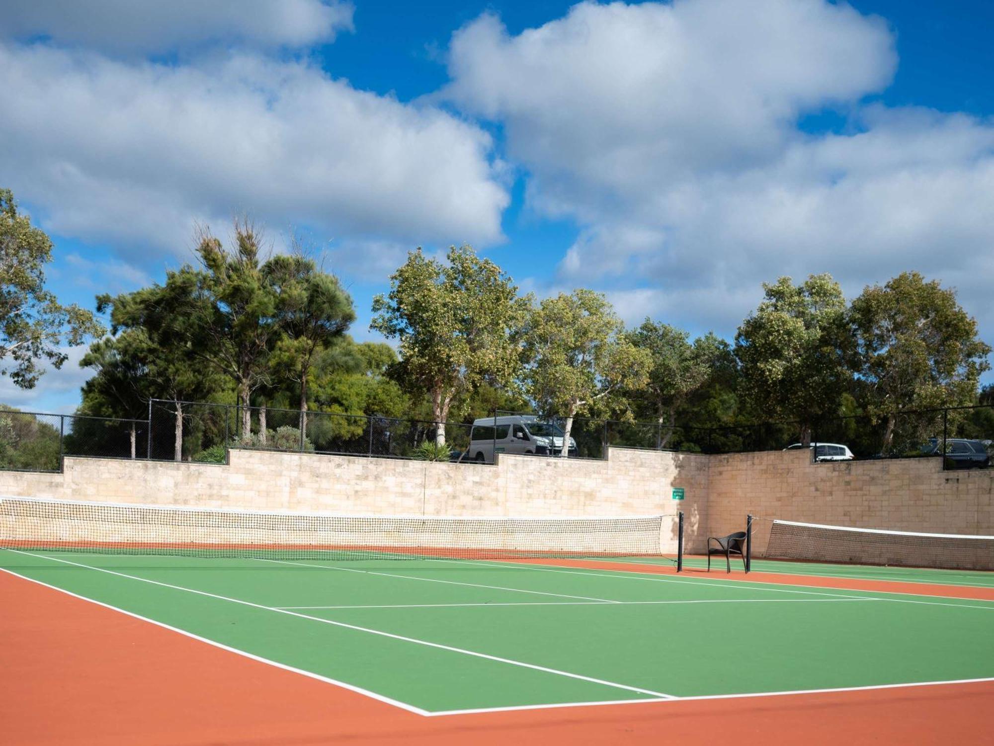 풀만 벙커 베이 리조트 마가렛 리버 던스브로그 외부 사진 Tennis court at the University of Western Australia