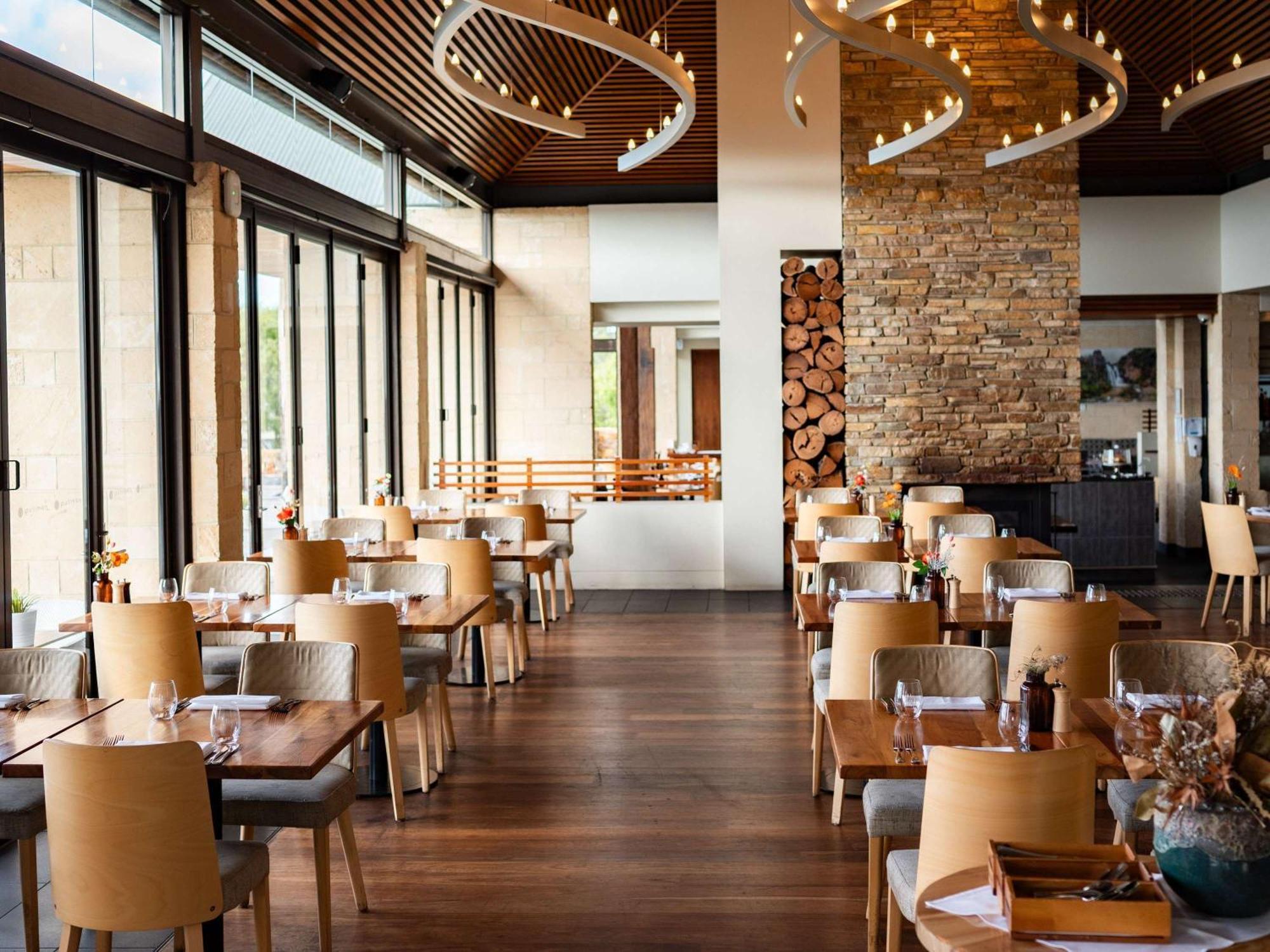 풀만 벙커 베이 리조트 마가렛 리버 던스브로그 외부 사진 Interior of the restaurant