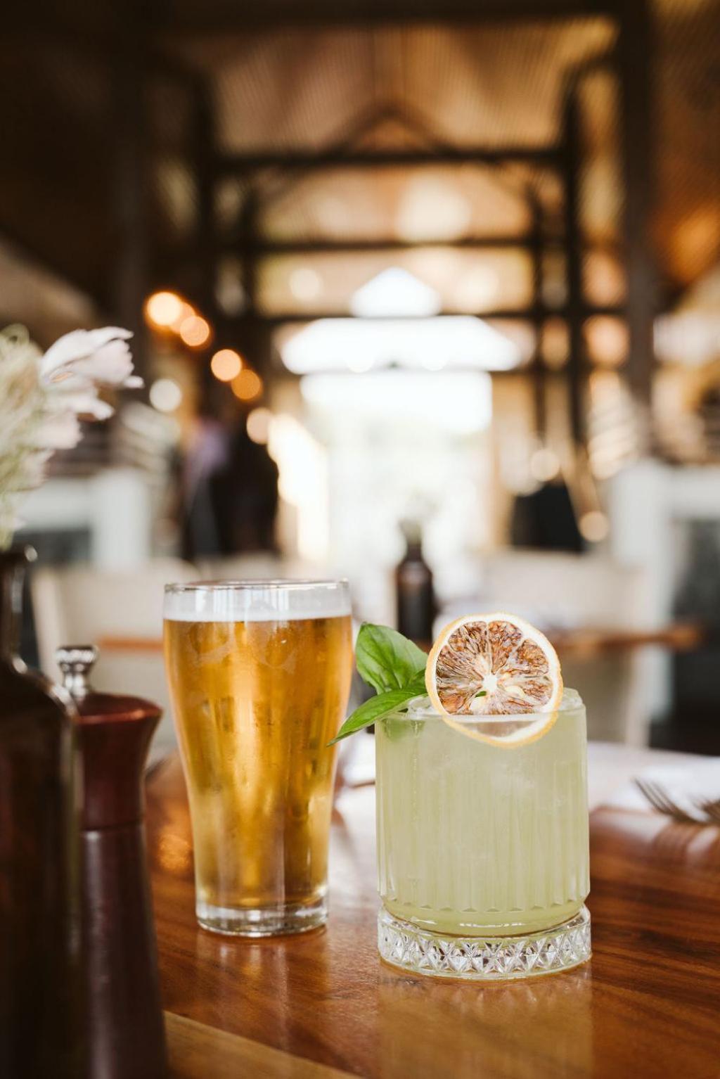 풀만 벙커 베이 리조트 마가렛 리버 던스브로그 외부 사진 Beer and cocktail at the bar